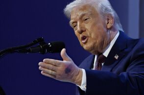 Ο Ντόναλντ Τραμπ απέδωσε τη νέα μελανιά στο χέρι του σε χτύπημα σε τραπέζι στο Νταβός - Ο Λευκός Οίκος επιβεβαιώνει το περιστατικό.