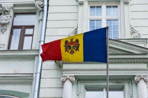 H σημαία της Μολδαβίας έξω από κυβερνητικό κτίριο