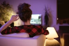 Νέα μελέτη συνδέει την ακατάσχετη τηλεθέαση με τη μοναξιά και την ανάγκη διαφυγής από αρνητικά συναισθήματα, προειδοποιώντας για τον κίνδυνο εθισμού.