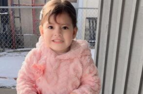 Μινεσότα: Δίχρονο κορίτσι κρατήθηκε από την ICE και μεταφέρθηκε στο Τέξας με τον πατέρα του, προκαλώντας έντονες αντιδράσεις και δικαστική παρέμβαση.