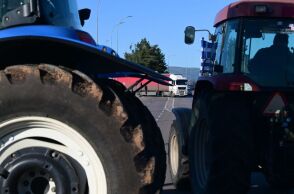 Μετά από 54 ημέρες οι αγρότες έλυσαν το μπλόκο του Προμαχώνα - Προαναγγέλλουν συνέχιση των κινητοποιήσεων και συμμετοχή στη νέα πανελλαδική σύσκεψη.