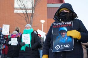 Βίντεο αποκαλύπτει ότι ο Άλεξ Πρέτι κρατούσε κινητό, όχι όπλο, όταν σκοτώθηκε από ομοσπονδιακούς στη Μινεάπολη, διαψεύδοντας τον Τραμπ.