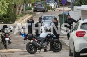 Νεκρός άνδρας βρέθηκε σε πορτμπαγκάζ αυτοκινήτου στη Γλυφάδα - Συνελήφθη ο 46χρονος γιος του - Το περιστατικό αποκαλύπτει νέα οικογενειακή τραγωδία