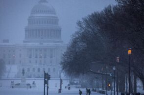 «Ιστορική» κακοκαιρία στις ΗΠΑ: Ακραία χιονοθύελλα στη Νέα Υόρκη, ακυρώθηκαν 15.000 πτήσεις