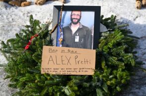 Ο Ντόναλντ Τραμπ δήλωσε ότι η κυβέρνησή του εξετάζει τον θανάσιμο πυροβολισμό του Άλεξ Πρέτι, ενώ αυξάνονται οι πολιτικές πιέσεις για πλήρη διερεύνηση.