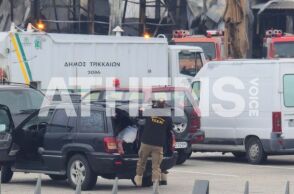 Τρίκαλα: Αδιάκοπες έρευνες των πυροσβεστών στη Βιολάντα για τον εντοπισμό της πέμπτης αγνοούμενης εργαζόμενης, μετά την τραγωδία στις εγκαταστάσεις.