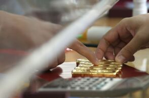 Ο χρυσός κατέγραψε ιστορικό ρεκόρ πάνω από τα 5.000 δολάρια, καθώς οι πολιτικές Τραμπ και η παγκόσμια αβεβαιότητα ενισχύουν τη ζήτηση ασφαλών επενδύσεων.