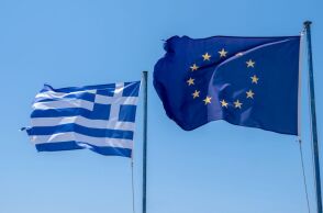 Σημαίες της Ελλάδας και της ΕΕ που κυματίζουν