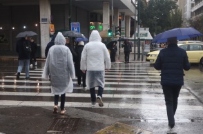 Πολίτες με ομπρέλες εν μέσω καταιγίδας στην Αττική