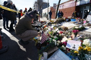 Λουλούδια στο σημείο της δολοφονίας του Άλεξ Πρέτι στη Μινεάπολη