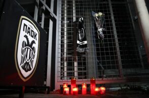 ΠΑΟΚ: Θρήνος για το δυστύχημα στη Ρουμανία - Κεράκια και κασκόλ έξω από την Τούμπα