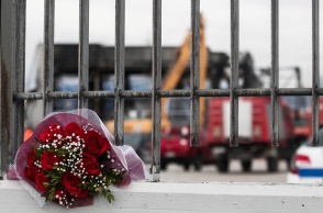 Λίγα λουλούδια για τα θύματα της τραγωδίας στη Βιολάντα