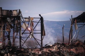 Συντρίμμια από την έκρηξη και τη φωτιά στην μπισκοτοβιομηχανία Βιολάντα