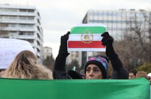 Συγκέντρωση διαμαρτυρίας κατά του ιρανικού καθεστώτος πραγματοποιήθηκε στα Προπύλαια, με μήνυμα στήριξης στον δοκιμαζόμενο λαό του Ιράν.