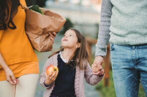 Μελέτη της Pan Europe βρίσκει πολλαπλά φυτοφάρμακα σε μήλα από 13 χώρες, προειδοποιώντας για τοξικά «κοκτέιλ» και χημικές ουσίες που δεν αποδομούνται.
