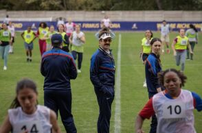 Το Ted Lasso επιστρέφει φέτος με 4η σεζόν - To Apple TV δημοσίευσε τις πρώτες εικόνες, δείχνοντας τον Τζέισον Σουντέικις να προπονεί γυναικεία ομάδα 