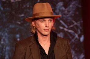 Τζέιμι Κάμπελ Μπάουερ: Ένα cult σύμβολο για τη Γενιά Ζ 