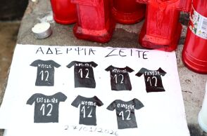 Κεριά και σημειώματα για τους χαμένους φίλους του ΠΑΟΚ