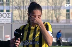 H παίκτρια της ΑΕΚ, την ώρα που ξεσπά για την οπαδική βία εναντίον συναθλητριών της από τραμπούκους