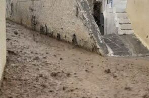 Ποτάμια οι δρόμοι της Σαντορίνης