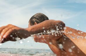 13χρονος στην Αυστραλία κολύμπησε 4 χλμ για να ζητήσει βοήθεια και να σώσει τη μητέρα και τα αδέλφια του, που είχαν παρασυρθεί ανοιχτά της ακτής.