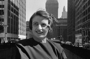 Άιν Ραντ, η φιλόσοφος του Ατομικισμού, στο Μανχάταν το 1957 © New York Times Co./Getty Images