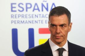 Ο Πέδρο Σάντσεθ υπερασπίζεται το σχέδιο νομιμοποίησης 500.000 μεταναστών, μιλώντας για αξιοπρέπεια και δικαιοσύνη, ενώ η πρωτοβουλία προκαλεί έντονες αντιδράσεις.