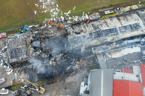 Η επόμενη ημέρα της πυρκαγιάς στη βιομηχανία μπισκότων "Βιολάντα"  © ΜΟΤΙΟΝΤΕΑΜ/ΒΑΣΙΛΗΣ ΒΕΡΒΕΡΙΔΗΣ