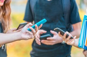 Παρέα εφήβων με smartphones