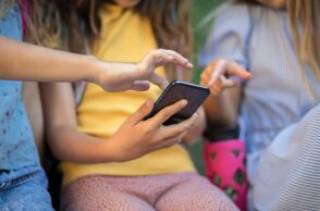 Η Ισπανία απαγορεύει τα social media σε ανηλίκους κάτω των 16 - Ο Πέδρο Σάντσεθ προανήγγειλε μέτρα προστασίας και έλεγχο περιεχομένου από τις πλατφόρμες.