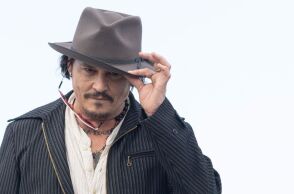 Ο Τζόνι Ντεπ μεταμορφώνεται σε Εμπενίζερ Σκρουτζ για τη νέα ταινία του Τι Γουέστ, αφήνοντας πίσω τις δικαστικές διαμάχες και στοχεύοντας στα Όσκαρ του 2026.