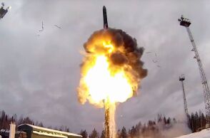 Η λήξη της συνθήκης New START καταργεί τα όρια στα πυρηνικά ΗΠΑ και Ρωσίας, ενισχύοντας τους φόβους για νέα κούρσα εξοπλισμών.