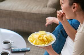 Μελέτη προειδοποιεί ότι τα υπερεπεξεργασμένα τρόφιμα προκαλούν εθισμό όπως τα τσιγάρα και απαιτούν αυστηρή κρατική ρύθμιση.