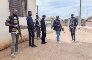 Ένοπλοι Νιγηριανοί αστυνομικοί μετά την επίθεση