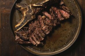 Τσικνοπέμπτη: 7 ταβέρνες που ρίχνουν κρέας στη φωτιά