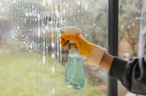 Το φθηνό υλικό που όλοι έχουμε στο σπίτι και βοηθά αποτελεσματικά στο καθάρισμα 