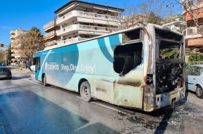 Το καμένο λεωφορείο του ΟΑΣΘ