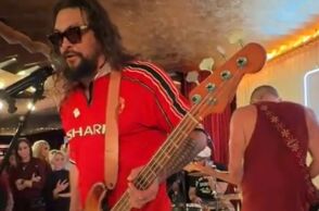 Ο Τζέισον Μομόα ανέβηκε σε σκηνή στο Μάντσεστερ και διασκεύασε Oasis, σε μια εμφάνιση που έγινε viral - Εξέπληξε τους θαμώνες τοπικού κλαμπ παίζοντας μπάσο