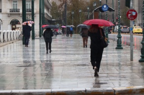 Πολίτες με ομπρέλα εν μέσω καταιγίδας