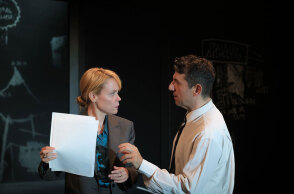 «Ο εχθρός του λαού» στο θέατρο Κνωσός