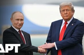 O Βλαντιμίρ Πούτιν και ο Ντόναλντ Τραμπ δίνουν τα χέρια