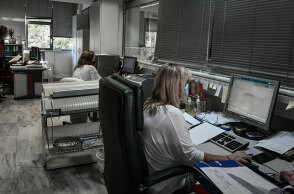 Άρση μονιμότητας δημοσίων υπαλλήλων: Συζήτηση ουσίας ή εντυπωσιασμού;