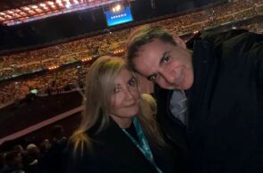 Ο Κυριάκος Μητσοτάκης με τη σύζυγό του Μαρέβα Γκραμπόφσκι Μητσοτάκη, στην τελετή έναρξης των Χειμερινών Ολυμπιακών Αγώνων στο Μιλάνο