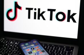Η ΕΕ κατηγορεί το TikTok για εθιστικό σχεδιασμό και εξετάζει υποχρεωτικές αλλαγές, ακόμη και στον αλγόριθμο της εφαρμογής.