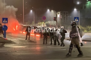 Εικόνα από τα επεισόδια έξω από το ΑΠΘ