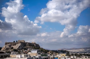 Σύννεφα πάνω από την Αθήνα