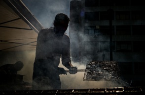 Άτομο που ψήνει στα κάρβουνα για την Τσικνοπέμπτη