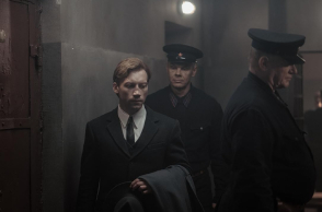 παραδίδει μια καφκική αλληγορία εξουσίας  «Δύο εισαγγελείς»: Ο Σεργκέι Λόζνιτσα βουτά στον ζόφο των σταλινικών εκκαθαρίσεων και στήνει μια ανατριχιαστική ανατομία της ολοκληρωτικής κτηνωδίας