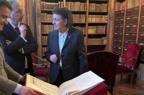 Η Λίνα Μενδώνη παρίσταται στην UNESCO για την πρώτη επέτειο της Παγκόσμιας Ημέρας Ελληνικής Γλώσσας και εγκαινιάζει έκθεση για τη μακραίωνη πορεία της.