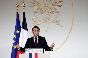 Ο Εμανουέλ Μακρόν καλεί την Ευρώπη να λειτουργήσει ως παγκόσμια δύναμη, ζητώντας κοινό δανεισμό και επενδύσεις σε άμυνα, ενέργεια, τεχνητή νοημοσύνη